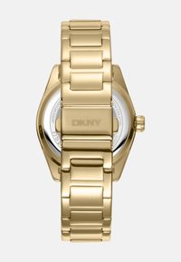 Orologio da polso in acciaio inossidabile dorato con finitura lucida, cassa esagonale e bracciale a maglie. Presenta un quadrante minimalista e una corona.