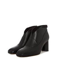 Stivali ankle neri con tacco, dal design elegante e con dettaglio in pelle piegato nella parte anteriore. I tacchi sono di altezza moderata e di forma arrotondata.