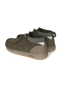 Botas de tobillo de ante marrón con acentos de textil gris, puntera redonda, parte delantera con cordones y ojete amarillo. Suela texturizada con el logotipo de la marca en el lateral.