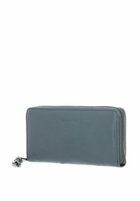 Portefeuille en cuir gris avec fermeture éclair, forme rectangulaire et logo de la marque embossé. Texture lisse et design minimaliste.