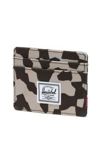 Portacarte con motivo camouflage realizzato in tessuto resistente; presenta slot per più carte, una patch bianca con logo e un'etichetta a righe.