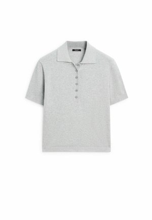 Hellgraues kurzärmeliges Poloshirt mit spitzem Kragen und fünf Knöpfen auf der Vorderseite, flach auf einem weißen Hintergrund liegend.