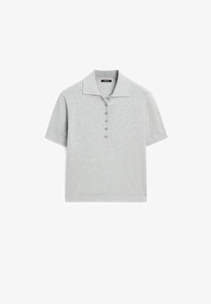 Polo a maniche corte grigio chiaro con colletto appuntito e cinque bottoni davanti, distesa su uno sfondo bianco.