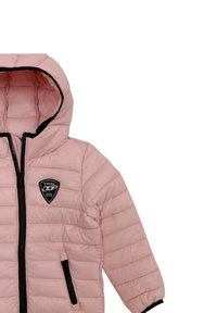 Hellrosa gepolsterte Jacke mit Kapuze, schwarzem Reißverschluss und Seitentaschen. Verfügt über ein schwarzes Logo-Patch auf der Brust und eine steppte Textur.