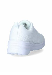 Scarpa da ginnastica bianca con tomaia in rete testurizzata, suola ammortizzata e linguetta del tallone rinforzata, caratterizzata da un design liscio e arrotondato.