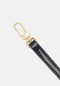 Schwarzes Lederarmband mit vergoldetem Metallverschluss und Ring. Glatte Textur mit Nähdetails entlang der Kante.