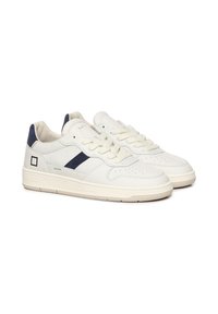 Sneakers bianchi in pelle con dettagli navy, presentano una punta perforata, laccetti piatti e un dettaglio logo rettangolare sul lato.