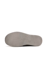 Semelle de chaussure en caoutchouc gris avec un motif texturé. Présente un branding en relief et une bordure lisse pour une meilleure adhérence et stabilité.