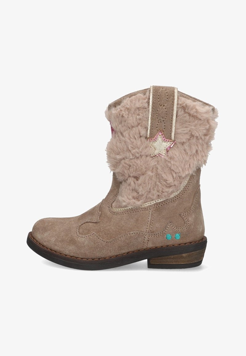 Tan suède laarzen met een fluffy beige manchette, versierd met roze en gouden steraccenten, turquoise details, een lage hak en decoratieve stiksels.