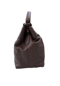Sac en cuir marron avec un design souple et décontracté, une surface texturée et une seule poignée supérieure. Dispose de peu de matériel et d'une forme simple et élégante.