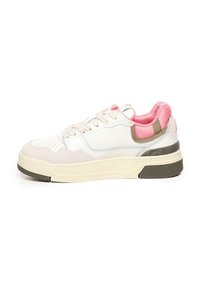 Sneaker bianca con accenti in suede rosa e beige. Presenta una suola in gomma nera texturizzata e un sistema di lacci anteriore visibile.