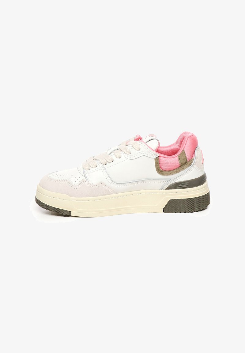 Sneaker bianca con accenti in suede rosa e beige. Presenta una suola in gomma nera texturizzata e un sistema di lacci anteriore visibile.