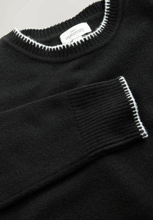 Schwarzer Maternity-Pullover aus weichem Strickstoff, mit einem gerippten Halsausschnitt und Bündchen sowie weißen Nähakzenten.