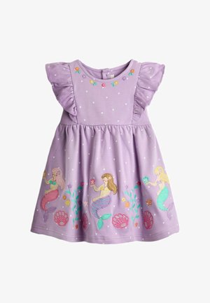 Levendulalila ruha fodros ujjakkal, hímzett sellőkkel és virágmintákkal, valamint szívmotívumokkal egy puha pamut anyagon.