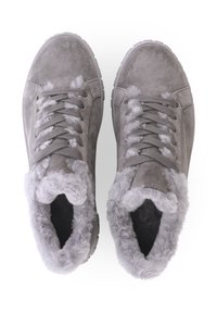 Graue Wildledersneaker mit Kunstfellbesatz am Knöchel, ausgestattet mit grauen Schnürsenkeln und einer runden Zehenspitze. Gummisohle mit strukturiertem Grip.