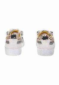 Sneaker basse con una suola bianca testurizzata. La parte superiore presenta un design a stampa leopardata e dettagli metallici argento con un tallone in suede.