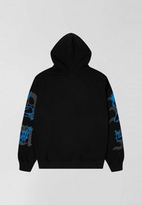 Felpa nera con tasca frontale, caratterizzata da stampe grafiche blu e grigie sulle maniche. Il materiale sembra morbido; il design include un cappuccio.