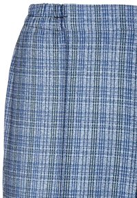 Blauwe geweven stof met een getextureerd ruitpatroon in wit en donkerblauw. Het materiaal is zacht en heeft een elastische tailleband.