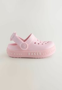 Rozā gumijas klogs ar regulējamu papēža siksniņu, perforācijām ventilācijai un "BAKER by TED BAKER" iegravētu uz zoles.