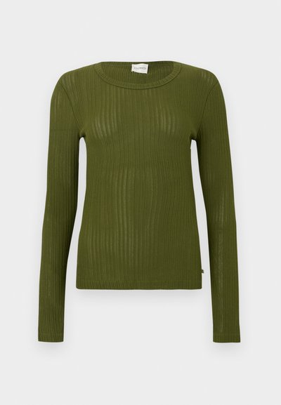 Μακρυμάνικη μπλούζα σε ελαιώδες πράσινο με ρίγες, στρογγυλή λαιμόκοψη και εφαρμοστή γραμμή, με διακριτική γυαλάδα και απαλή υφή, χωρίς ορατά λογότυπα ή σχέδια.