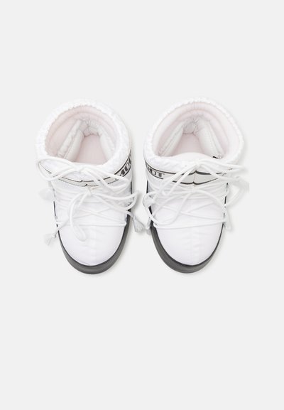 Witte geïsoleerde sneeuwschoenen met zwarte zolen, voorzien van een gevoerde kraag, witte veters en een decoratieve band rond de bovenste schacht. Zachte binnenvoering.
