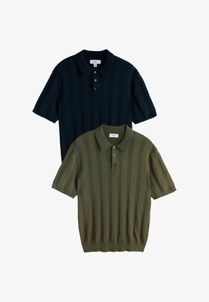 Kaks lühikeste varrukatega polo särki, millel on soonilised vertikaalsed triibud, üks must ja teine oliiviroheline, mõlemal kolm-nupulised paelad ja kraed.