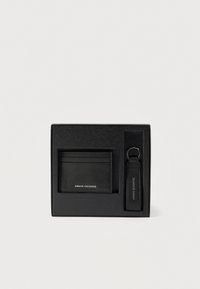 Σετ πορτοφολίου καρτών και μπρελόκ από μαύρο δέρμα Armani Exchange σε μαύρο κουτί δώρου με ασημένιο λογότυπο.