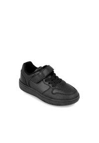 Zapatilla negra que combina materiales de cuero y textil, con punta redonda, diseño de cordones y una correa de velcro, y suela de goma texturizada.