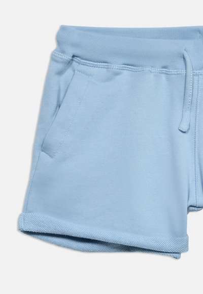 Ανοιχτό μπλε βαμβακερά σορτς με ελαστική μέση, κορδόνι, πλαϊνή τσέπη και ρεβέρ στη βάση.