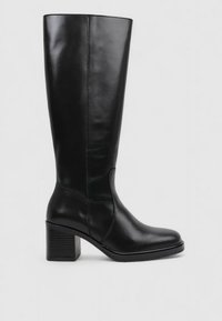 Bota de cuero negra hasta la rodilla con tacón de bloque, textura suave, costuras mínimas y punta redonda. Silueta clásica y elegante.