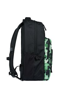 Zaino mimetico nero e verde con tessuto texturizzato, numerose cerniere e spallacci regolabili. Presenta una tasca laterale per ulteriore spazio di archiviazione.