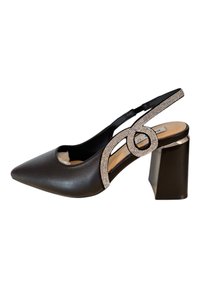 Pumps nere con cinturino alla caviglia, punta affusolata, accentuata da un motivo circolare decorativo e da una cinghia con strass. Tacco a blocco spesso. Tessuto liscio.