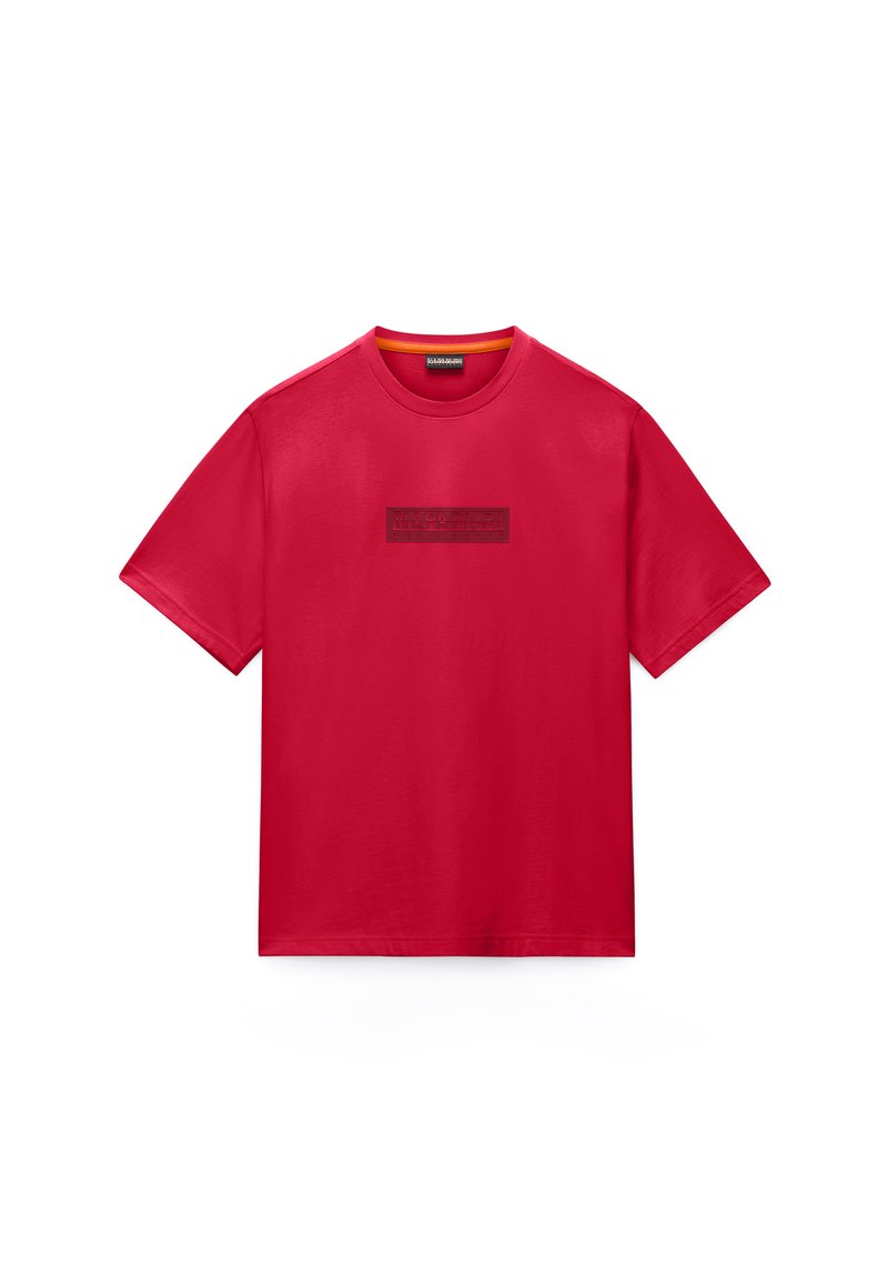 Κόκκινη βαμβακερή μπλούζα με κοντά μανίκια, στρογγυλή λαιμόκοψη και μαύρο ορθογώνιο λογότυπο τυπωμένο στο κέντρο μπροστά. Λεία υφή, casual εφαρμογή.