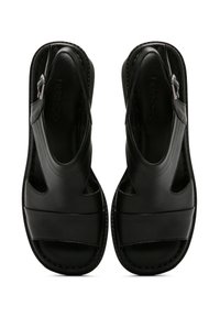 Zwarte leren sandalen met uitsnijdingen, open hiel en gespdetail op de band. Platte zool met structuurstiksels.