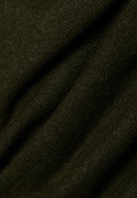 Donkergroen wollen stof met een zachte, gestructureerde oppervlakte, met subtiele kleur- en lichtvariaties, weergegeven in een gevouwen opstelling.