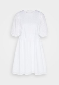 Vestido de algodón blanco con mangas cortas abullonadas, escote redondo y un patrón de puntos texturizados. Silueta acampanada con una cintura fruncida.