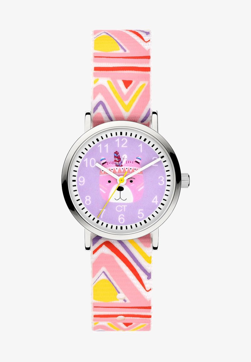 Uhr mit einem silbernen runden Gehäuse, lila Zifferblatt mit einem Bärenmotiv und einem bunt gemusterten Stoffarmband in Pink, Gelb und Rot.