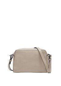 Rechteckige beige Leder-Umhängetasche mit verstellbarem Tragegurt, minimalistischer Gestaltung, Reißverschlussverschluss und dezent eingraviertem Logo auf der Vorderseite.