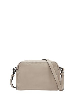 Rechteckige beige Leder-Umhängetasche mit verstellbarem Tragegurt, minimalistischer Gestaltung, Reißverschlussverschluss und dezent eingraviertem Logo auf der Vorderseite.