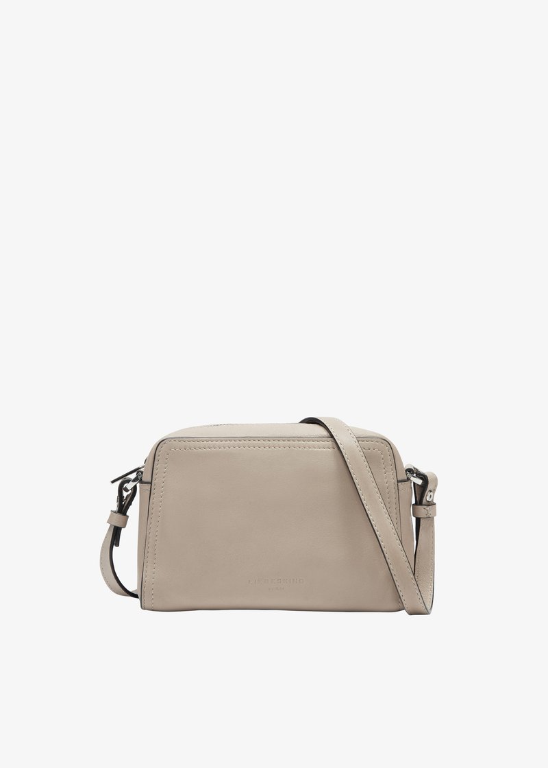 Rechteckige beige Leder-Umhängetasche mit verstellbarem Tragegurt, minimalistischer Gestaltung, Reißverschlussverschluss und dezent eingraviertem Logo auf der Vorderseite.