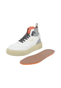 Sneakers alte bianche e grigie con dettagli arancioni, dotate di una suola in gomma testurizzata e di una soletta interna rimovibile marrone.