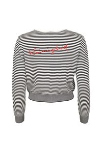 Chemise à manches longues rayée noir et blanc avec un texte en cursive rouge "kleinigkeit" sur le haut du dos, poignets et ceinture côtelés.