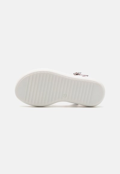Suela de zapato de goma blanca con textura estriada, forma redondeada y logo en relieve. Diseño minimalista sin detalles decorativos.