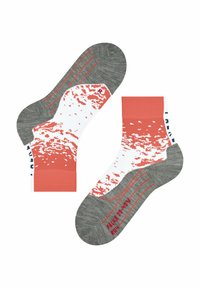 Bunt gestreifte Socken mit einem korallenfarbenen und weißen Muster sowie grauen Akzenten. Das Design enthält graue Streifen und Branding-Details in Marineblau.