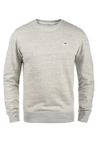 Sudadera gris de cuello redondo hecha de un suave tejido texturizado. Presenta un pequeño logo negro en el pecho y puños y dobladillo acanalados.