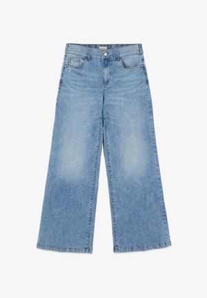 Lichtblauwe wijde denim jeans met voor- en achterzakken, knoopsluiting en taillebandlussen, plat gelegd op een witte achtergrond.
