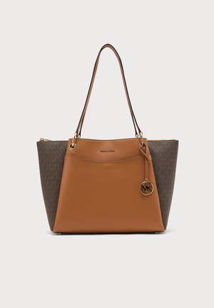 Brun og mørkebrun Michael Kors totebag med dobbelte skulderstropper og rund MK-logo charm, der hænger foran.