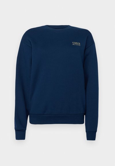 Mörkblå sweatshirt i en bomullsblandning. Har rund halsringning, långa ärmar, ribbade ärmslut och en liten broderad logga på bröstet.