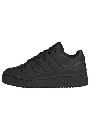Baskets Adidas basses noires avec semelle épaisse, système de laçage à l'avant, trois bandes et logo Adidas sur le côté et la semelle.