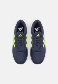 adidas Performance GAMECOURT 2 - Pantofi de tenis pe zgură - shadow navy/lucid lemon/core white